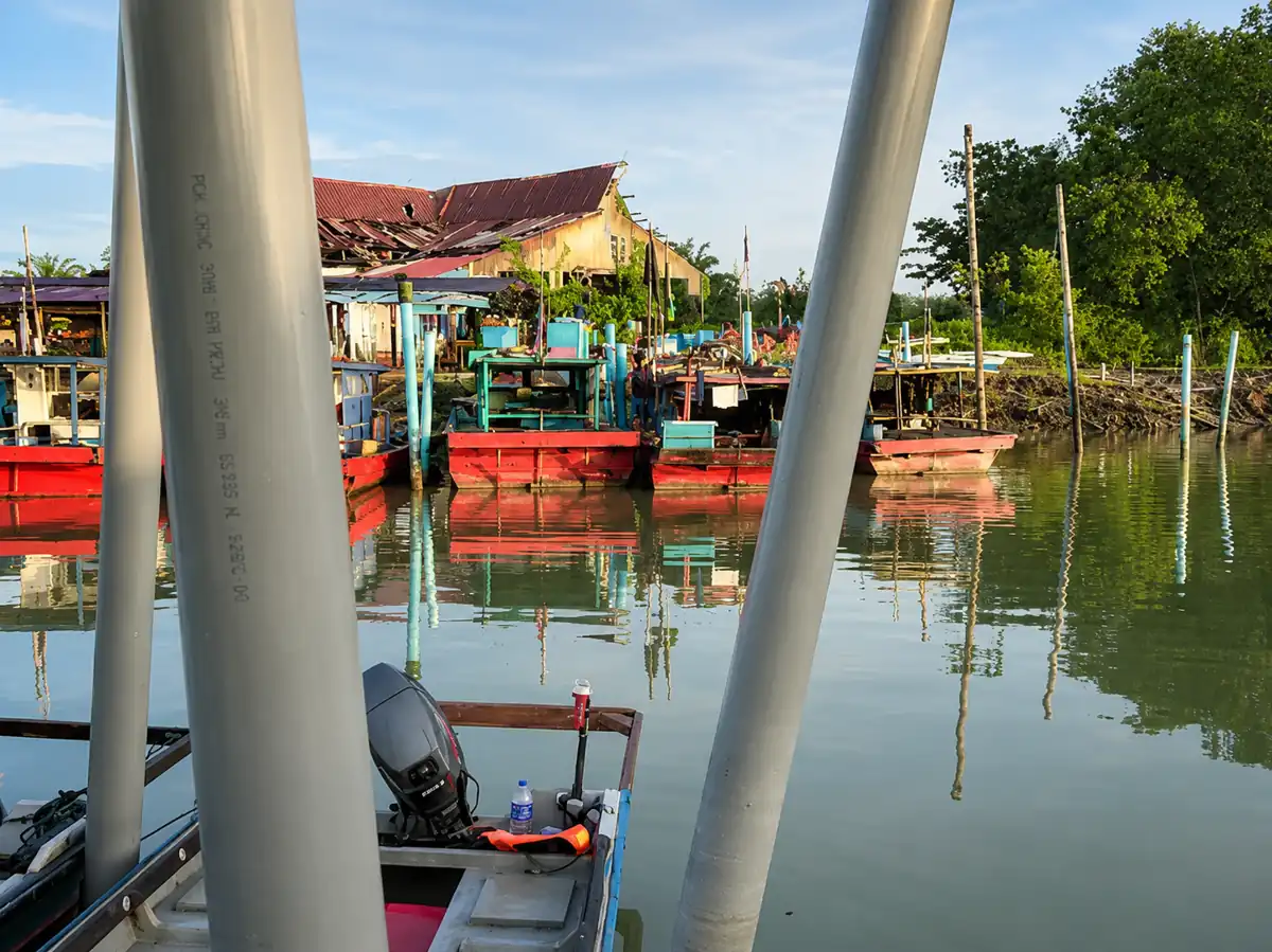 Bot nelayan berlabuh di tepi sungai Muar pada awal pagi