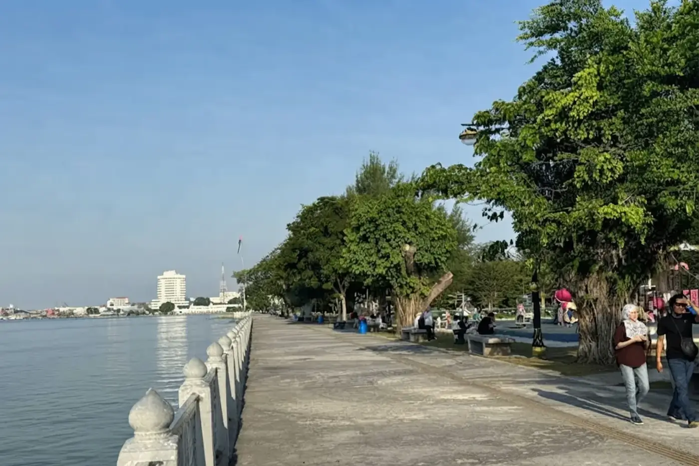 Promenad tepi sungai yang dinaungi pokok di Tanjung Emas, Muar